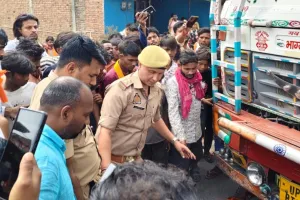 बलिया में भीषण एक्सीडेंट : बाइक सवार युवक की मौत का खौफनाक मंजर देख कांपे लोग, दूसरा रेफर