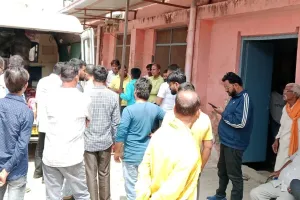 बलिया में मोबाइल तोड़ने के साथ ही देवरानी ने जेठानी पर फेंका खौलता पानी, वाराणसी रेफर ; देखें Video