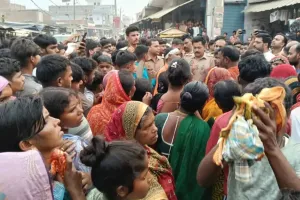 बलिया का धनजी हत्याकांड : शव सड़क पर रख धरने पर बैठे लोग, पहुंची पुलिस