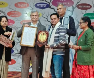 काशी में दिखी बलिया के आशीष की चमक, मिला अभिनव भरत सम्मान