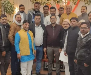 बलिया से स्थानांतरित डीआई के सम्मान में समारोह, भावुक हुए दवा कारोबारी 