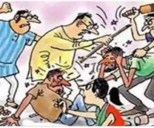 Ballia में दो भाईयों का परिवार आमने-सामने, खूब चले लाठी डंडे