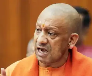 शिक्षामित्रों और अनुदेशकों के मानदेय को लेकर सीएम योगी का बड़ा ऐलान, अप्रैल से मिलेगी बढ़ी सैलरी 