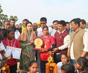 बलिया में फुटबॉल टूर्नामेंट : खिताबी मुकाबला में चमका UP का पडरौना, झारखंड को हराकर जीता मैच