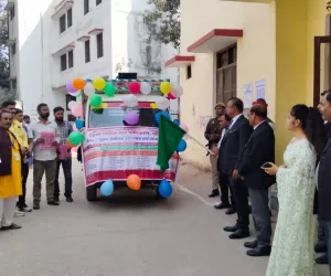 Ballia में जनपद न्यायाधीश ने दिखाई विधिक सेवा शिविर प्रचार वाहन को हरी झंडी