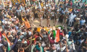 तिरंगे में लिपटे CRPF जवान राजकुमार को देख रो पड़ा बलिया का यह गांव