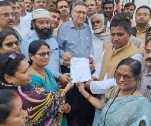 बलिया BSA कार्यालय से कलेक्ट्रेट तक TET के खिलाफ गरजें शिक्षक, सड़कों पर गूंजा यह नारा