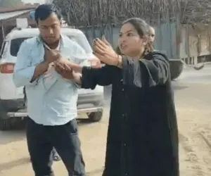 बुर्के में आई पत्नी, आशिक मिजाज शिक्षक पति को बीच सड़क पर जमकर धोया; VIDEO वायरल