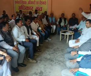 बलिया में प्राथमिक शिक्षक संघ का टीईटी अनिवार्यता के विरोध में प्रदर्शन