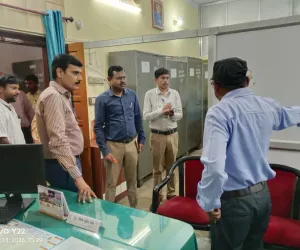 विकास भवन का औचक निरीक्षण : अव्यवस्था पर भड़के बलिया डीएम, बोले...