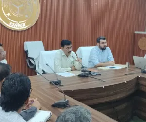 बलिया डीएम की इस महत्वपूर्ण बैठक में अनुपस्थित रहे तीन अफसर, स्पष्टीकरण तलब