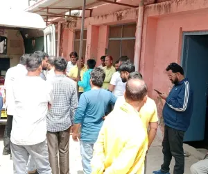 बलिया में मोबाइल तोड़ने के साथ ही देवरानी ने जेठानी पर फेंका खौलता पानी, वाराणसी रेफर ; देखें Video