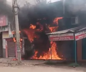 बलिया में आग की लपटों का तांडव, HDFC का एटीएम जलकर खाक 
