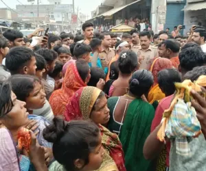 बलिया का धनजी हत्याकांड : शव सड़क पर रख धरने पर बैठे लोग, पहुंची पुलिस